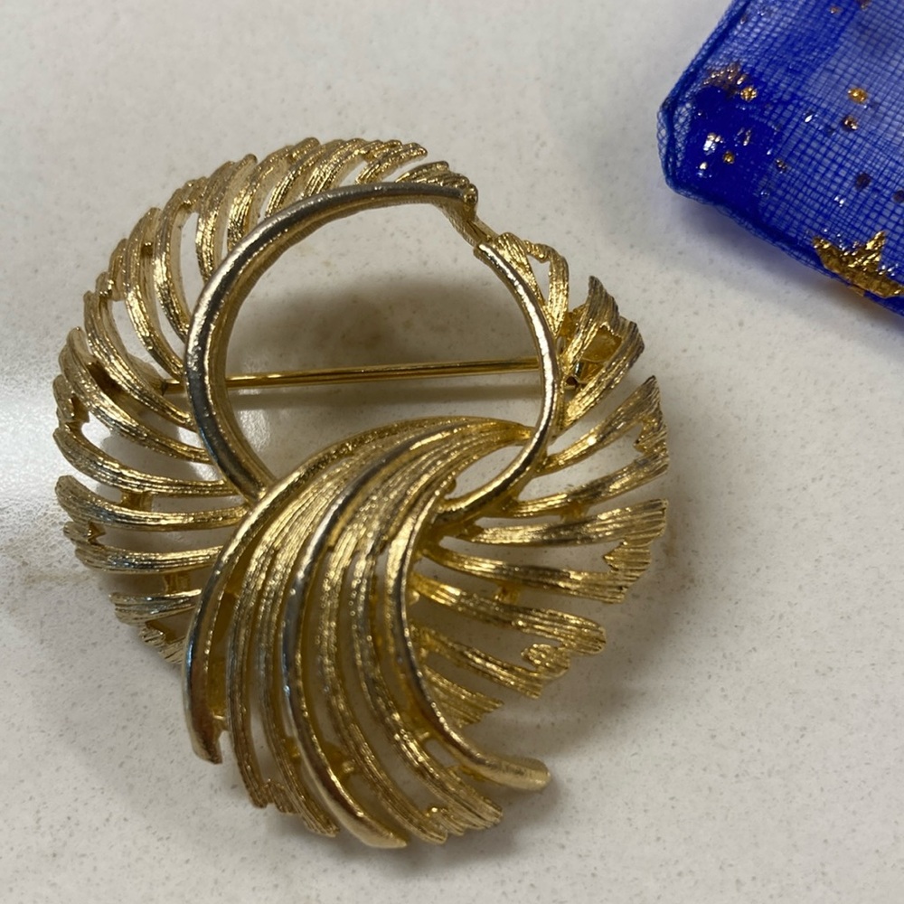 Lisner $$ EUC Vintage broach/pin